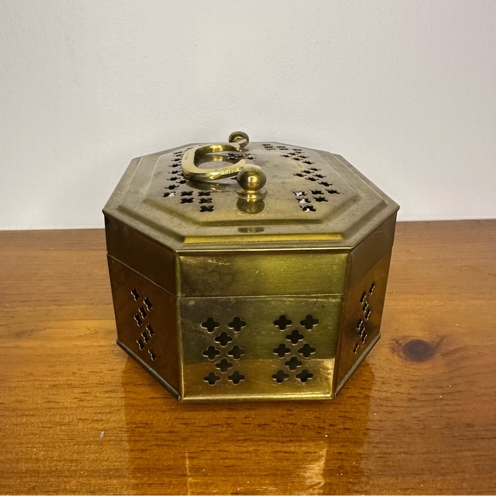 Vintage Pierced Footed Brass Box Potpourri Cricket Trinket Jewelry India Patina - Picture 3 of 6